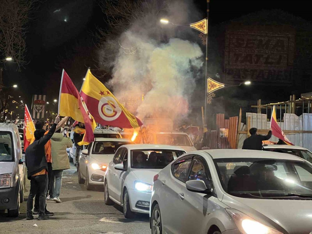 Galatasaray’ın Erken Gelen Şampiyonluğu.. Kars’ta Kutlamalar Geceye Damga Vurdu!