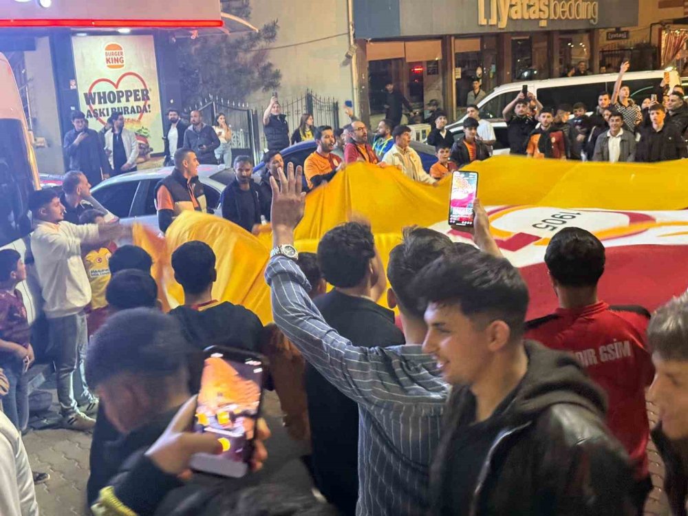 Galatasaray’ın Şampiyonluğu Iğdır’da Taraftarları Sokağa Döktü