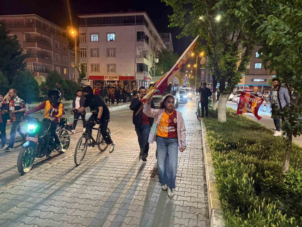 Galatasaray’ın Şampiyonluğu Iğdır’da Taraftarları Sokağa Döktü