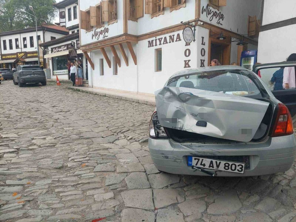 Safranbolu’da Kontrolden Çıkan Dolmuş Tarihi Hamama Çarptı.. 1 Kişi Yaralandı!