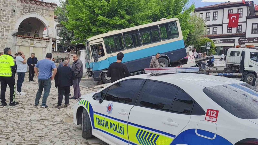 Safranbolu’da Kontrolden Çıkan Dolmuş Tarihi Hamama Çarptı.. 1 Kişi Yaralandı!