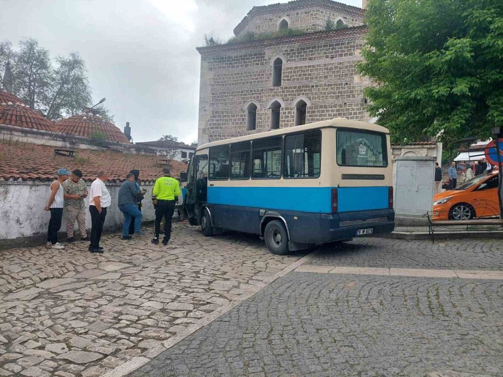 Safranbolu’da Kontrolden Çıkan Dolmuş Tarihi Hamama Çarptı.. 1 Kişi Yaralandı!