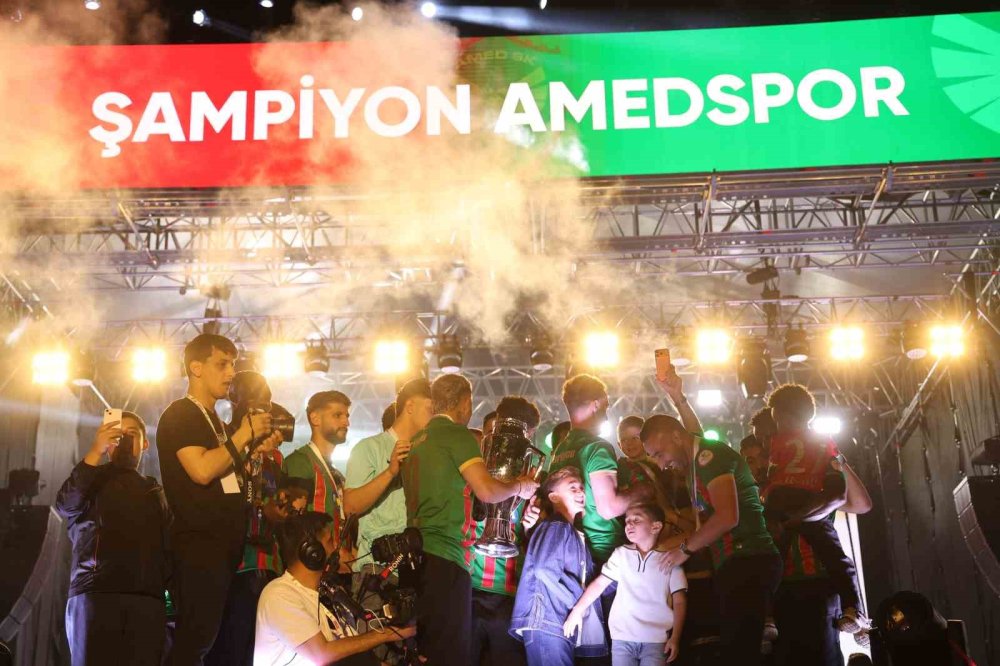 Amedspor Süper Lig Coşkusunu Diyarbakır’da Taçlandırdı.. Binler Meydanı Doldurdu!