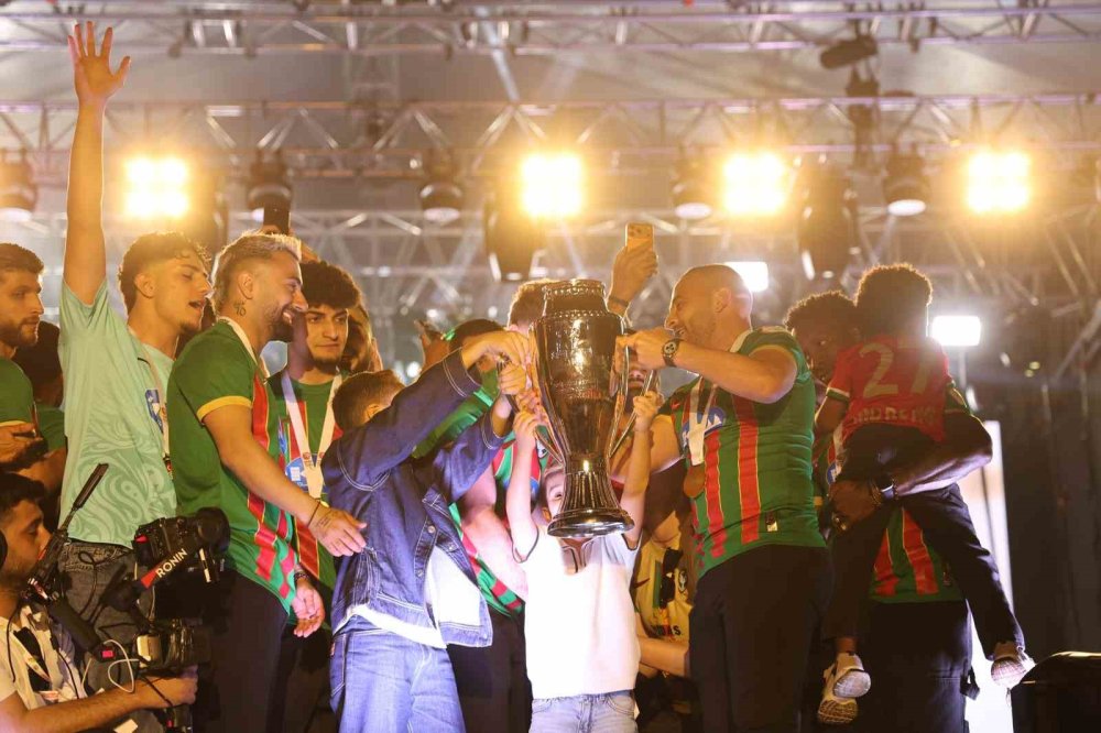Amedspor Süper Lig Coşkusunu Diyarbakır’da Taçlandırdı.. Binler Meydanı Doldurdu!