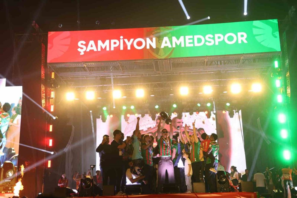 Amedspor Süper Lig Coşkusunu Diyarbakır’da Taçlandırdı.. Binler Meydanı Doldurdu!