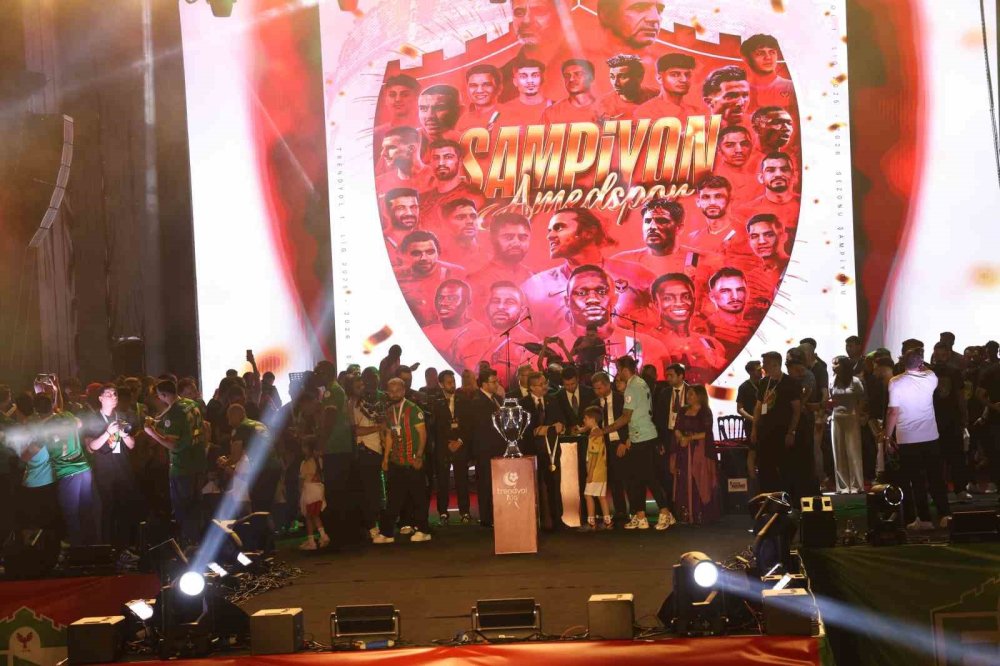 Amedspor Süper Lig Coşkusunu Diyarbakır’da Taçlandırdı.. Binler Meydanı Doldurdu!