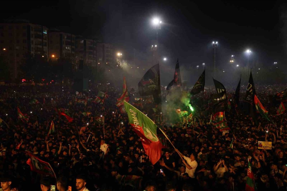 Amedspor Süper Lig Coşkusunu Diyarbakır’da Taçlandırdı.. Binler Meydanı Doldurdu!