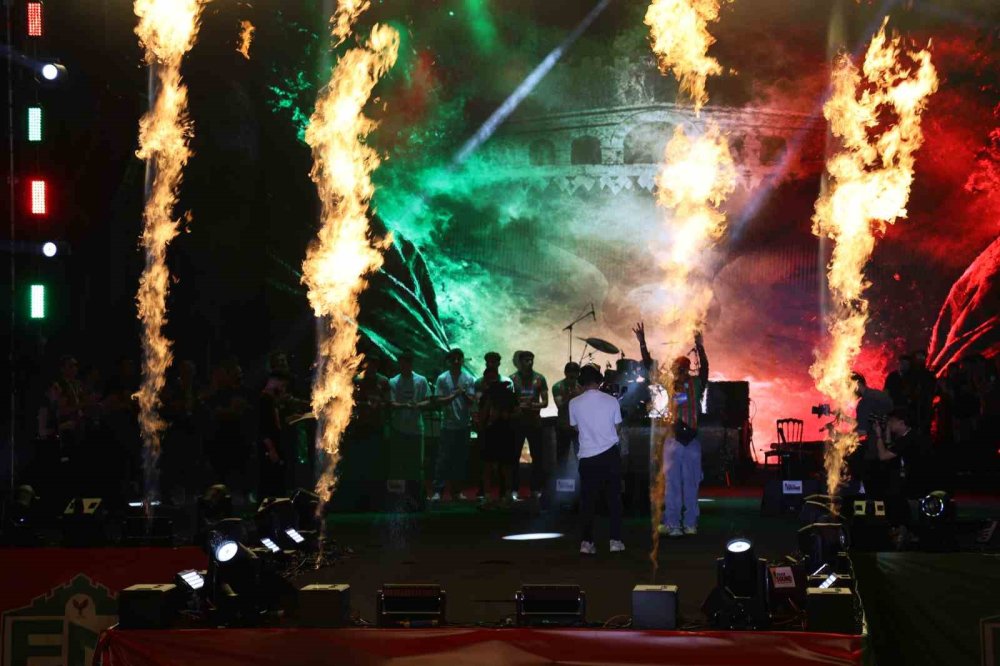 Amedspor Süper Lig Coşkusunu Diyarbakır’da Taçlandırdı.. Binler Meydanı Doldurdu!