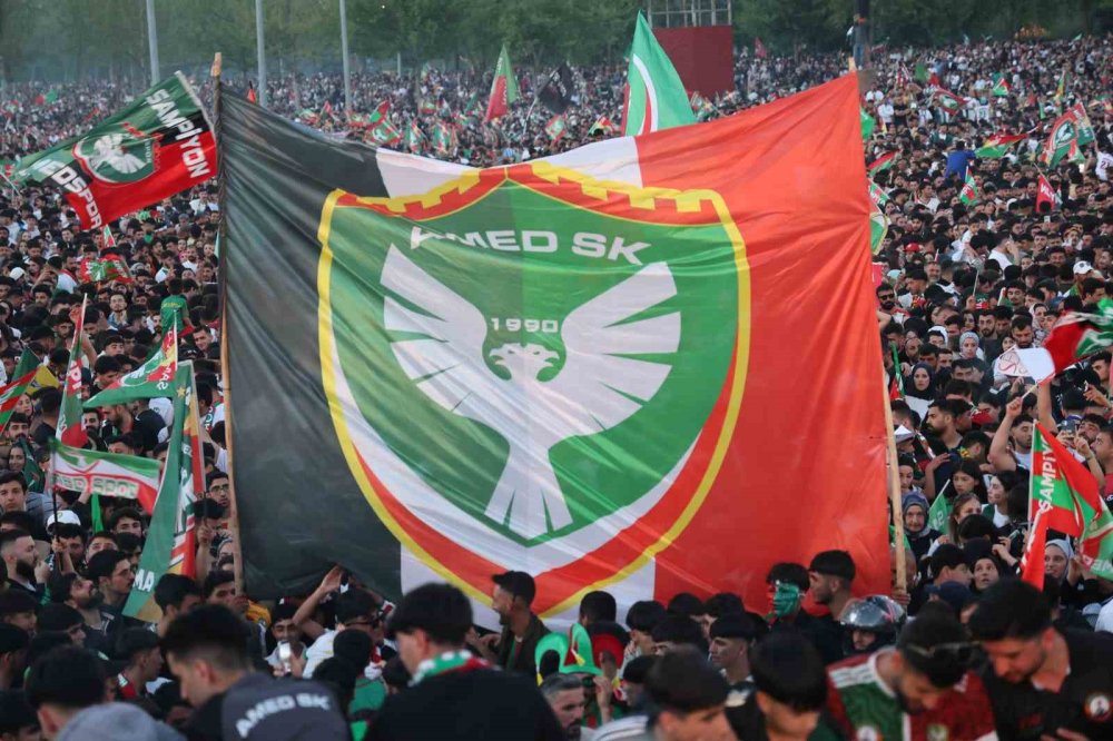 Amedspor Süper Lig Coşkusunu Diyarbakır’da Taçlandırdı.. Binler Meydanı Doldurdu!