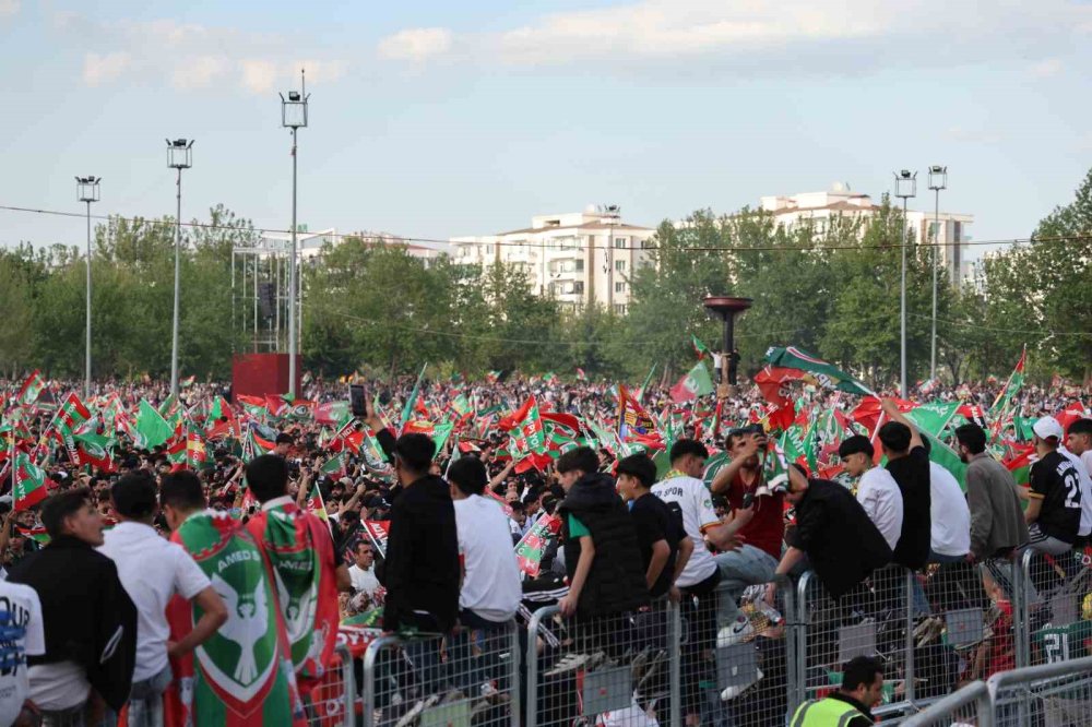 Amedspor Süper Lig Coşkusunu Diyarbakır’da Taçlandırdı.. Binler Meydanı Doldurdu!