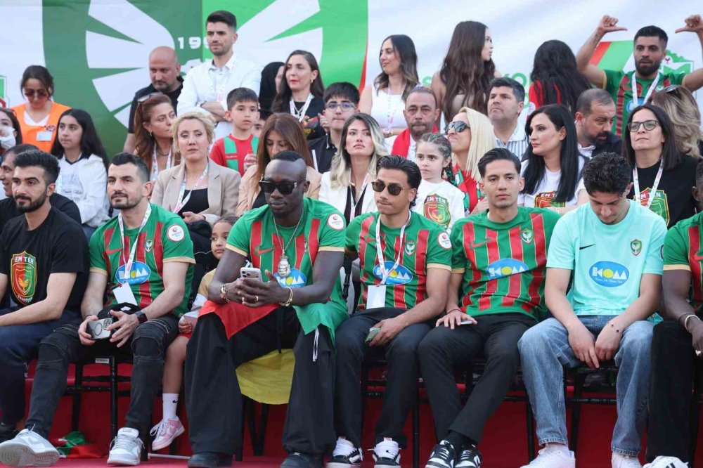 Amedspor Süper Lig Coşkusunu Diyarbakır’da Taçlandırdı.. Binler Meydanı Doldurdu!