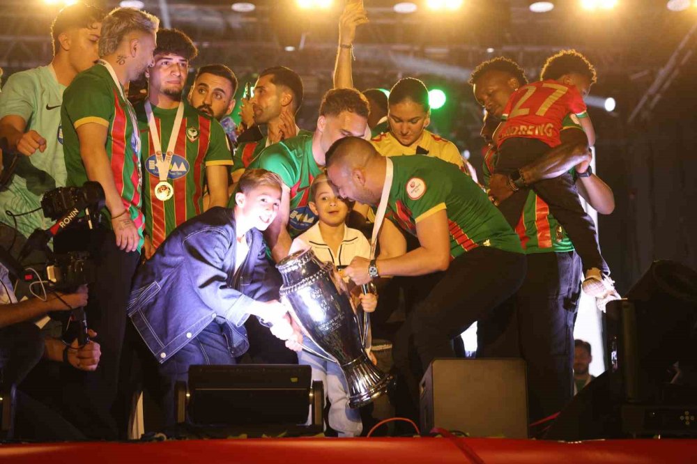 Amedspor Süper Lig Coşkusunu Diyarbakır’da Taçlandırdı.. Binler Meydanı Doldurdu!