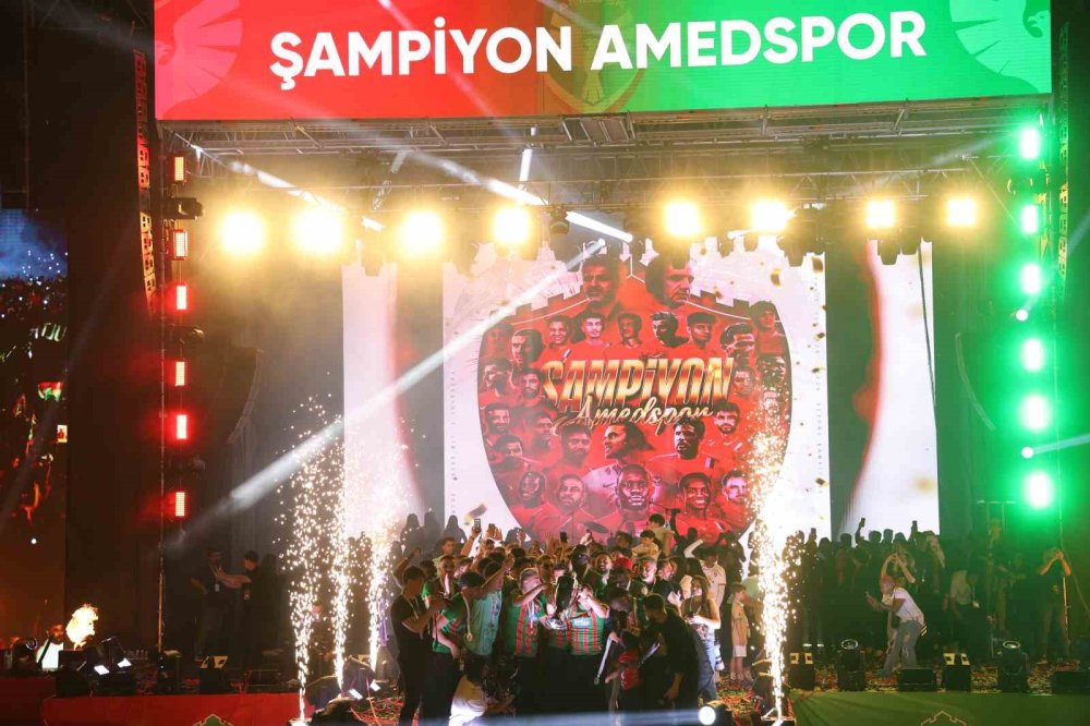Amedspor Süper Lig Coşkusunu Diyarbakır’da Taçlandırdı.. Binler Meydanı Doldurdu!