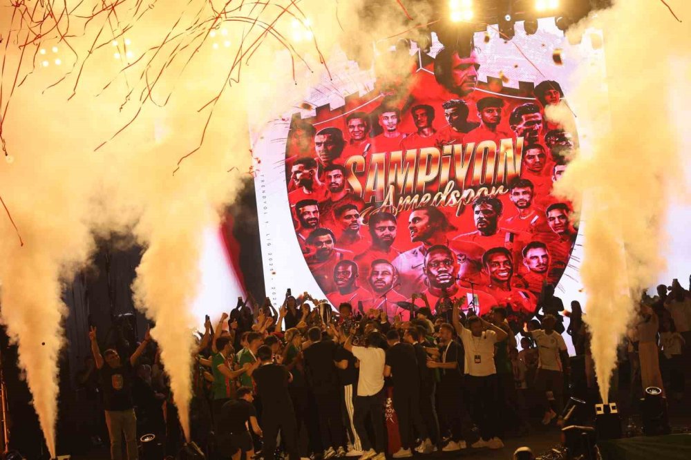 Amedspor Süper Lig Coşkusunu Diyarbakır’da Taçlandırdı.. Binler Meydanı Doldurdu!