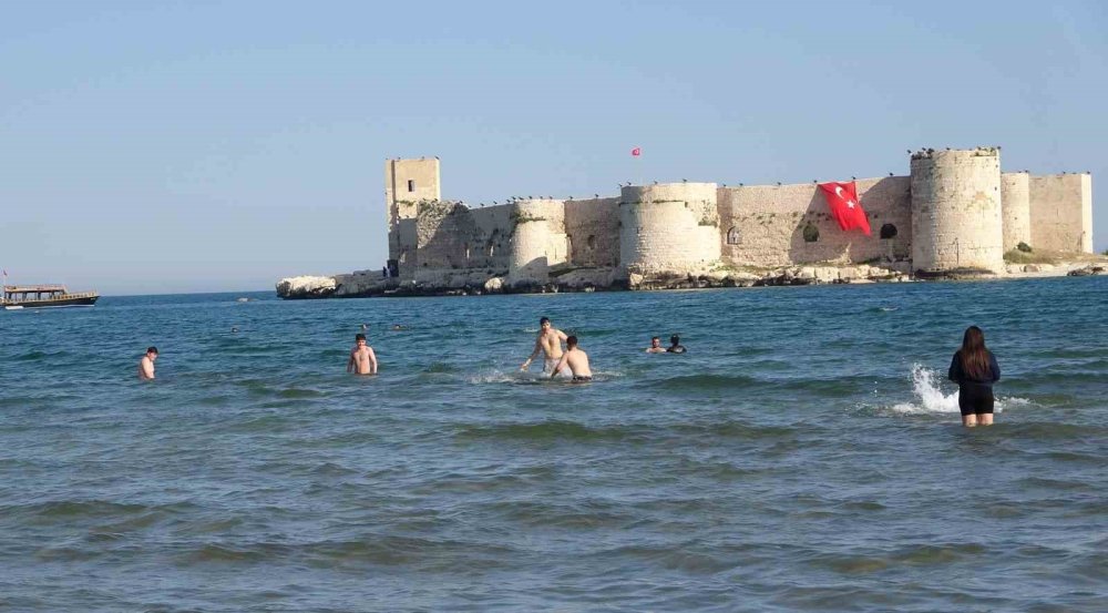 Güneşi Gören Denize Girdi: Havalar Isındı, Turizm Sezonu Başlıyor