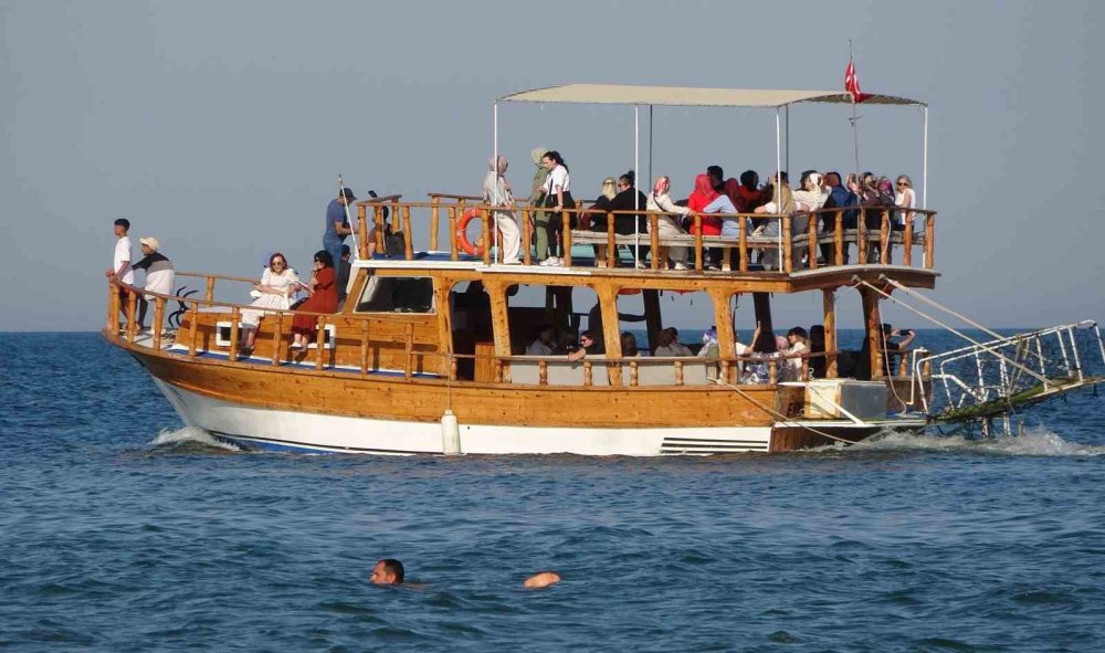 Güneşi Gören Denize Girdi: Havalar Isındı, Turizm Sezonu Başlıyor