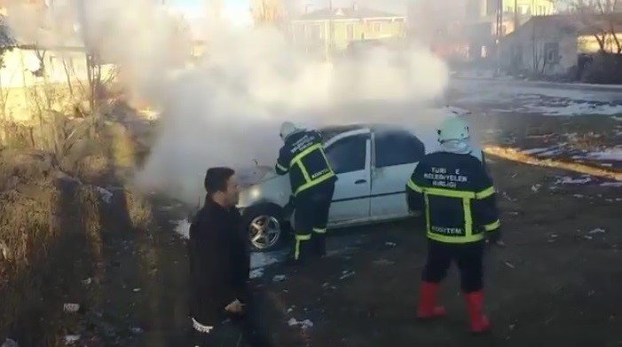 Kars’ta Park Halindeki Tüplü Araçta Yangın.. Mahallede Korku Dolu Anlar!