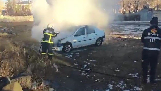 Kars’ta Park Halindeki Tüplü Araçta Yangın.. Mahallede Korku Dolu Anlar!