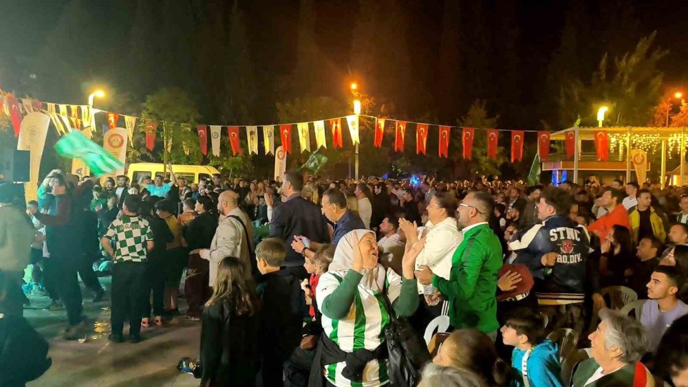 Muğlaspor Tarih Yazdı.. Penaltılarla Gelen Zafer Kentte Gece Boyu Kutlandı!