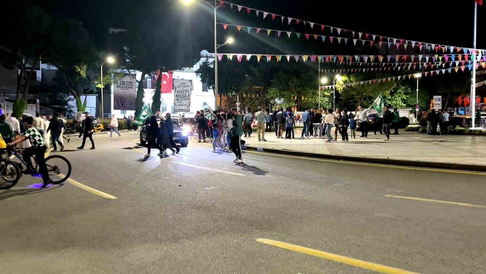 Muğlaspor Tarih Yazdı.. Penaltılarla Gelen Zafer Kentte Gece Boyu Kutlandı!