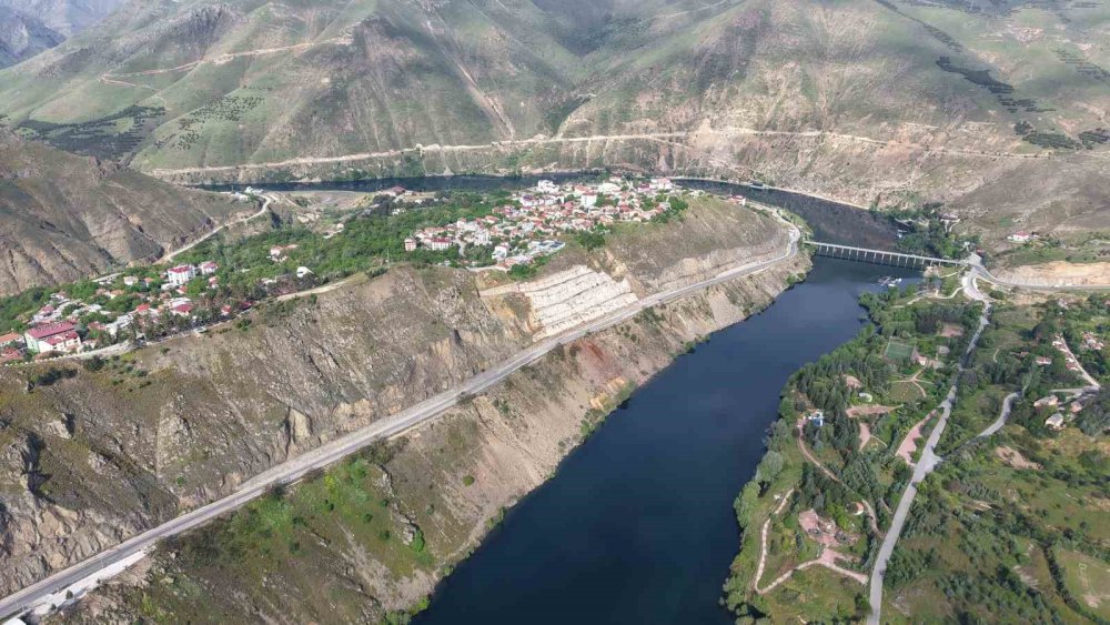 Keban Barajı Kapaklarını Açtı: Bahçeler Sular Altında Kaldı