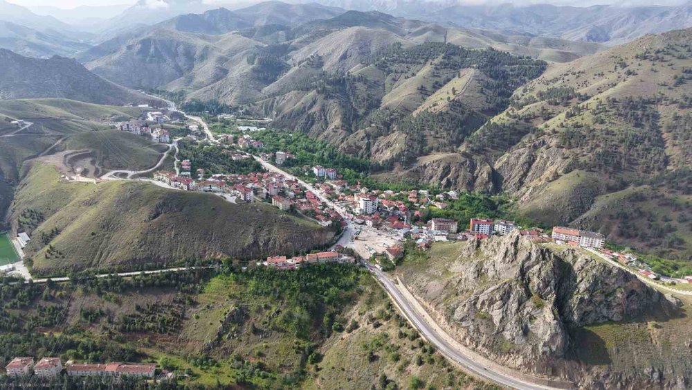 Keban Barajı Kapaklarını Açtı: Bahçeler Sular Altında Kaldı