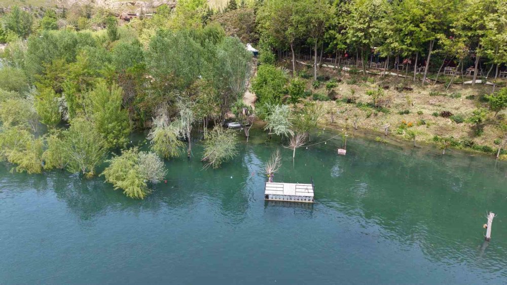 Keban Barajı Kapaklarını Açtı: Bahçeler Sular Altında Kaldı