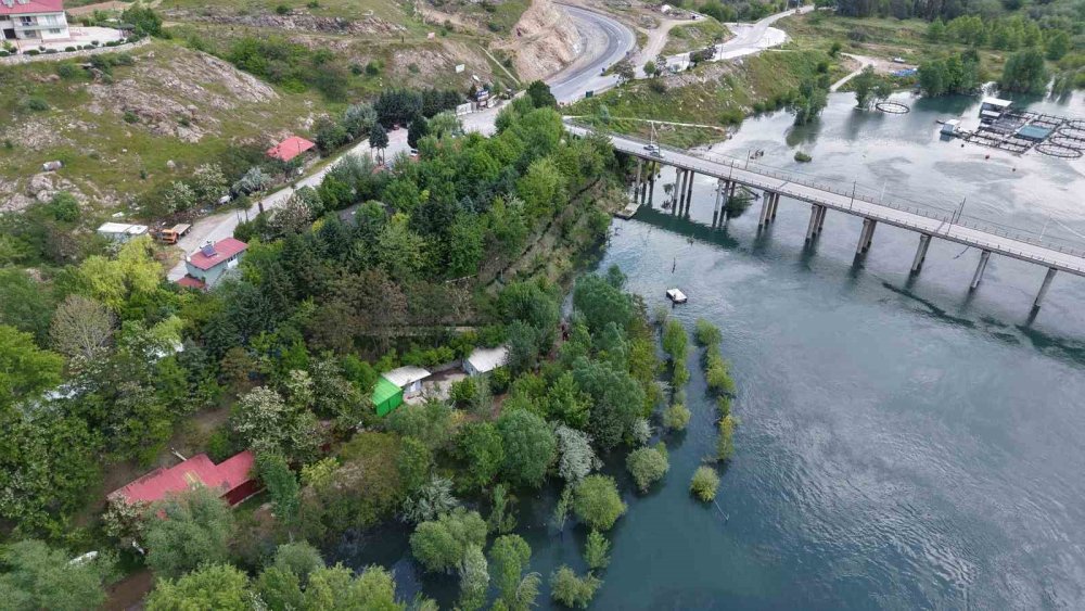 Keban Barajı Kapaklarını Açtı: Bahçeler Sular Altında Kaldı