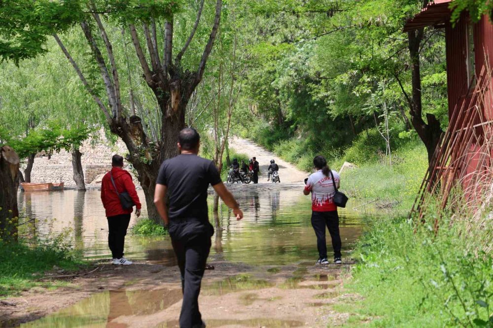 Keban Barajı Kapaklarını Açtı: Bahçeler Sular Altında Kaldı
