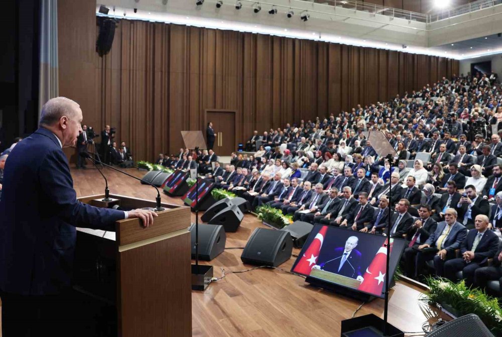 Rozetini Erdoğan Taktı.. CHP’li Burcu Köksal ve Veysel Topçu AK Parti’de!