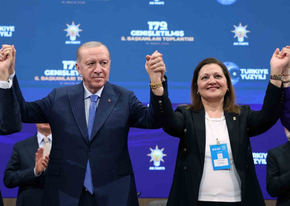Rozetini Erdoğan Taktı.. CHP’li Burcu Köksal ve Veysel Topçu AK Parti’de!