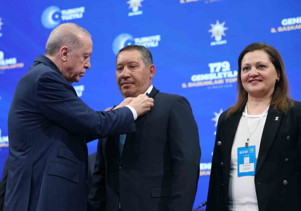 Rozetini Erdoğan Taktı.. CHP’li Burcu Köksal ve Veysel Topçu AK Parti’de!
