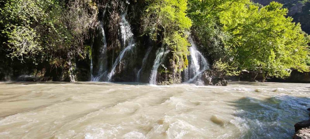Zore Kanyonu ve Şelalesi Görenleri Hayran Bırakıyor