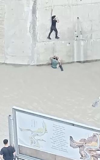 Borçka’da Zamanla Yarıştılar.. Akıntıya Kapılan Çocuk Son Anda Kurtarıldı!