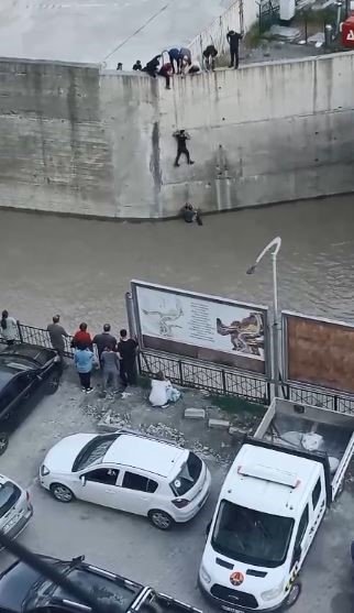 Borçka’da Zamanla Yarıştılar.. Akıntıya Kapılan Çocuk Son Anda Kurtarıldı!