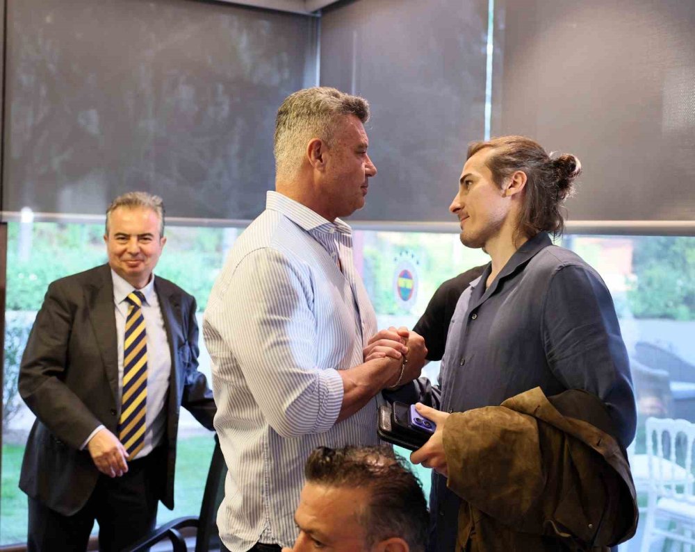 Fenerbahçe Başkanı Sadettin Saran ve Yöneticilerden Futbolculara Veda Yemeği