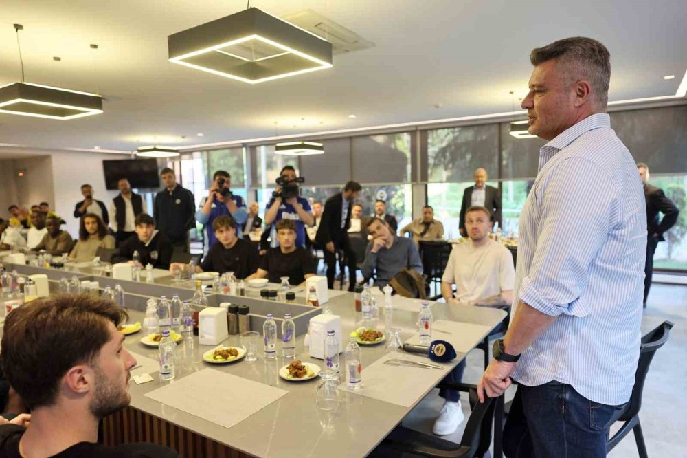 Fenerbahçe Başkanı Sadettin Saran ve Yöneticilerden Futbolculara Veda Yemeği