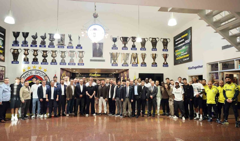 Fenerbahçe Başkanı Sadettin Saran ve Yöneticilerden Futbolculara Veda Yemeği
