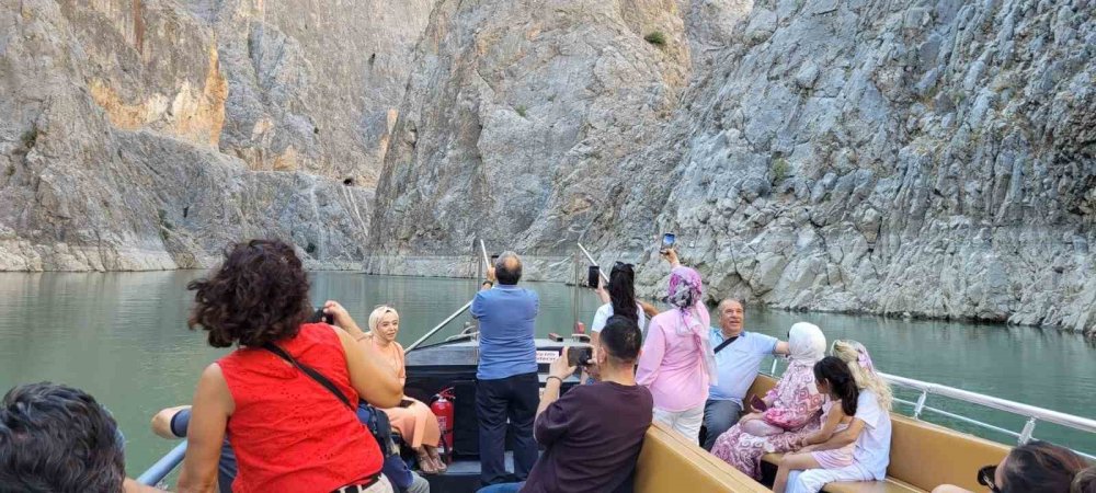 Kemaliye’de Doğa ve Adrenalin Buluşuyor.. Karanlık Kanyon’a Ziyaretçi Akını!