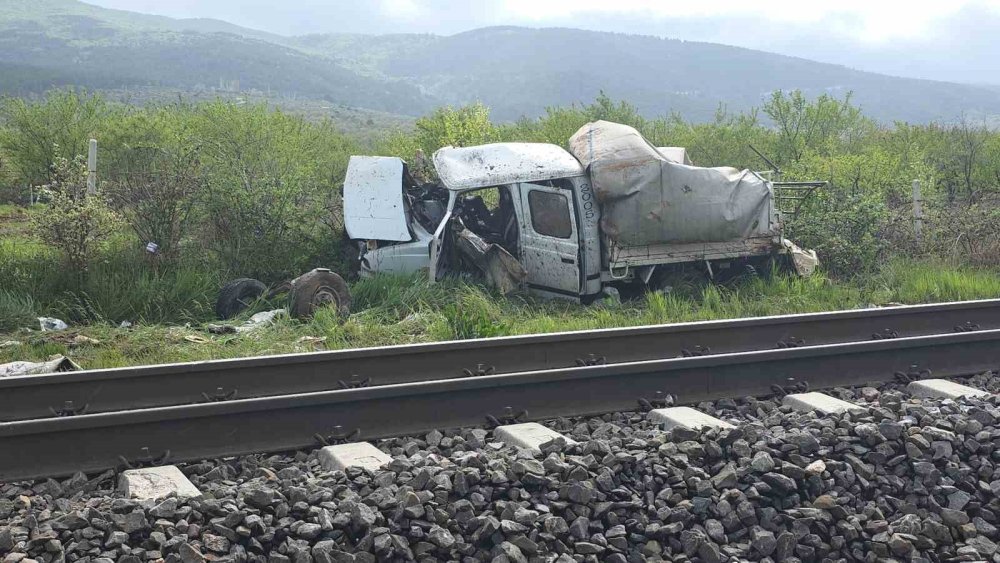 Hemzemin Geçitte Korkutan Kaza: Yolcu Treni Kamyonete Çarptı, 4 Yaralı