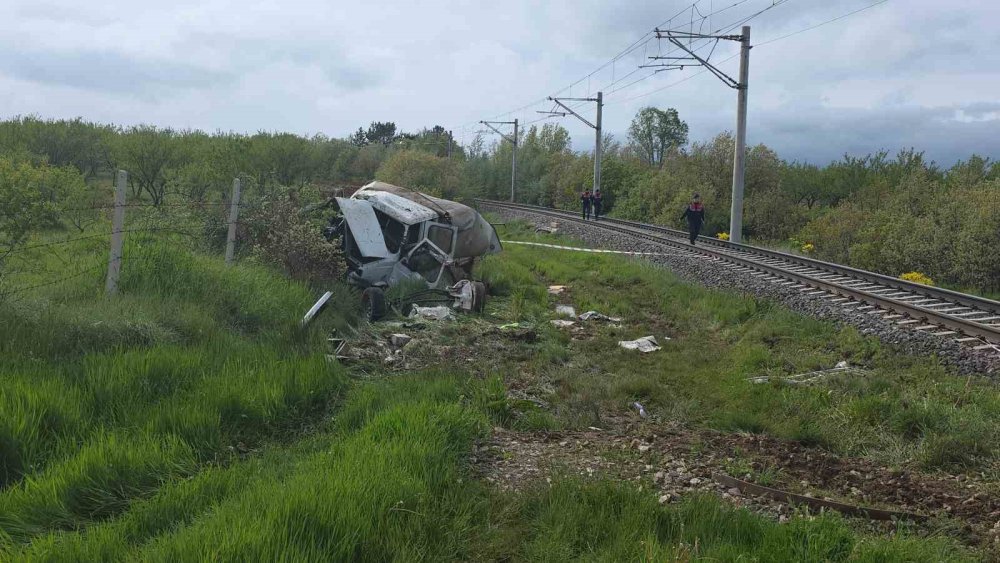 Hemzemin Geçitte Korkutan Kaza: Yolcu Treni Kamyonete Çarptı, 4 Yaralı