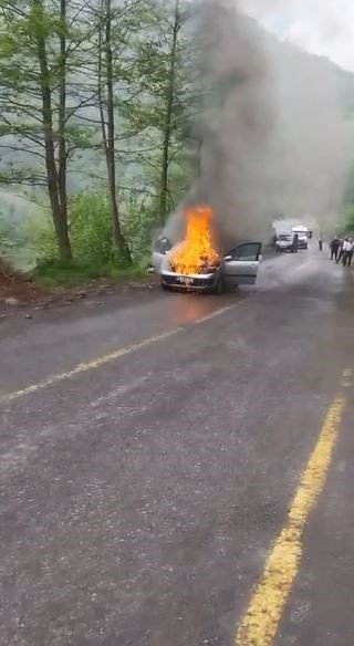 Artvin’de Seyir Halindeki Otomobil Alev Alev Yandı