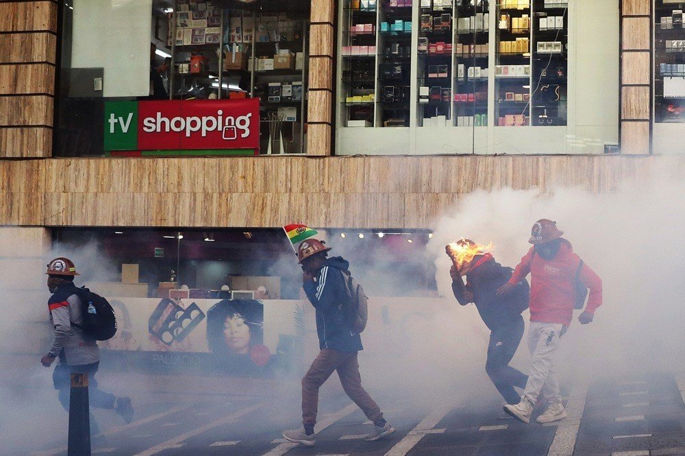 Bolivya’da Ekonomik Kriz Büyüyor.. Madenciler Polisle Çatışıp İstifa Çağrısı Yaptı!