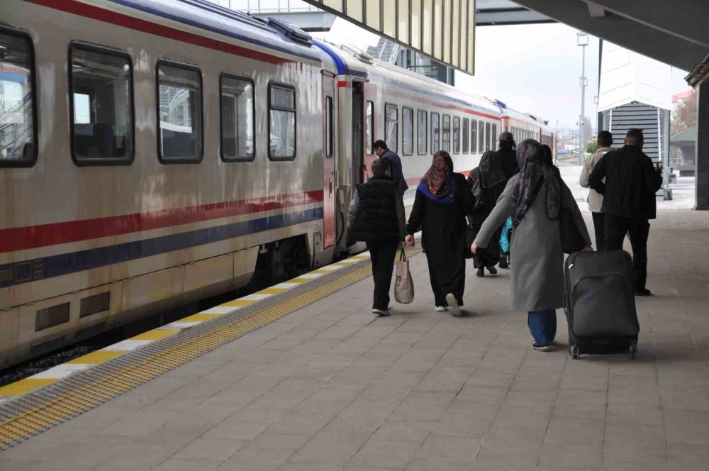 Doğu Ekspresi’nde Bayram Hareketliliği.. Biletler Günler Öncesinden Doluyor