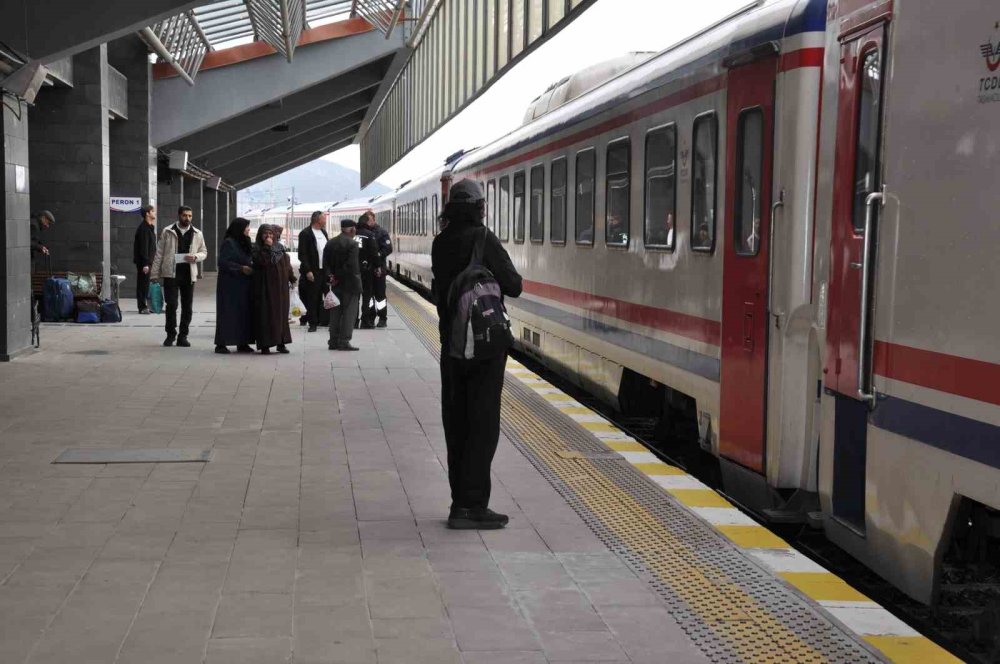 Doğu Ekspresi’nde Bayram Hareketliliği.. Biletler Günler Öncesinden Doluyor
