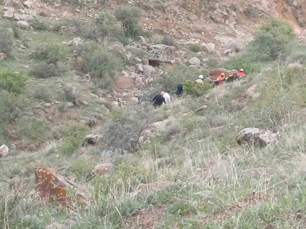 Kağızman’daki Feci Kazada Vinç Dereye Devrildi.. Operatör Yaşamını Yitirdi!