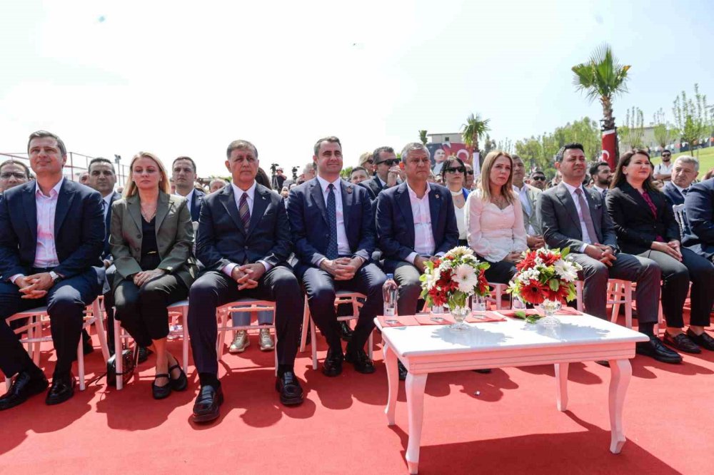 Özgür Özel, İzmir’de Ferdi Zeyrek Spor Kompleksi’nin Açılışına Katıldı