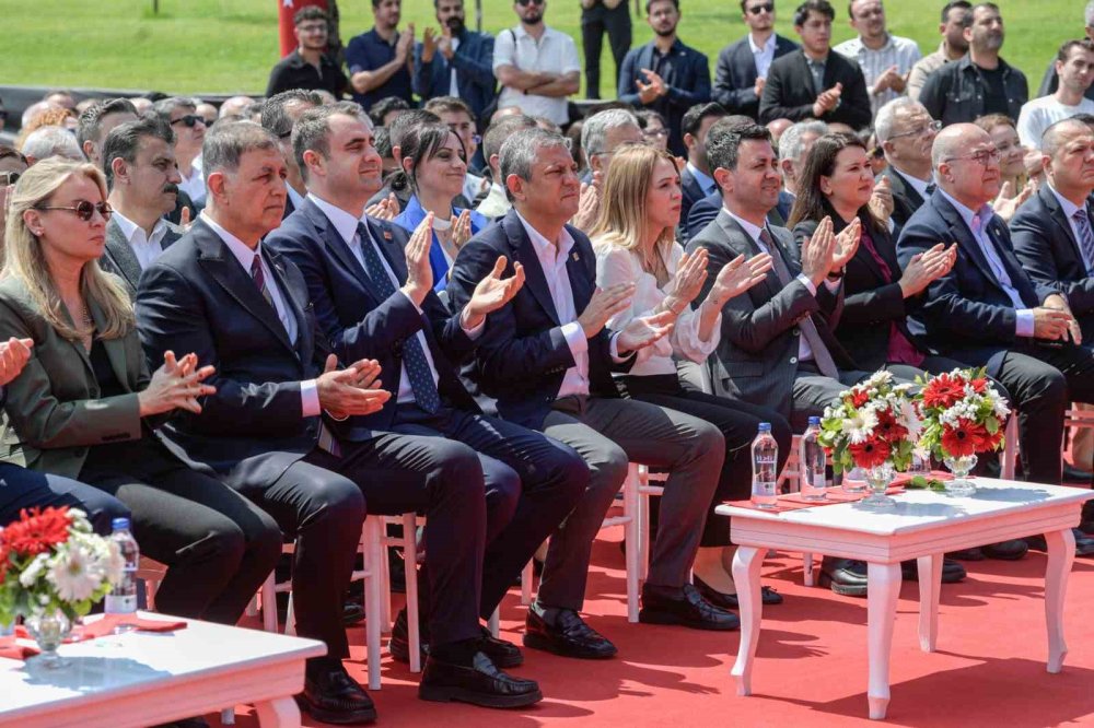 Özgür Özel, İzmir’de Ferdi Zeyrek Spor Kompleksi’nin Açılışına Katıldı