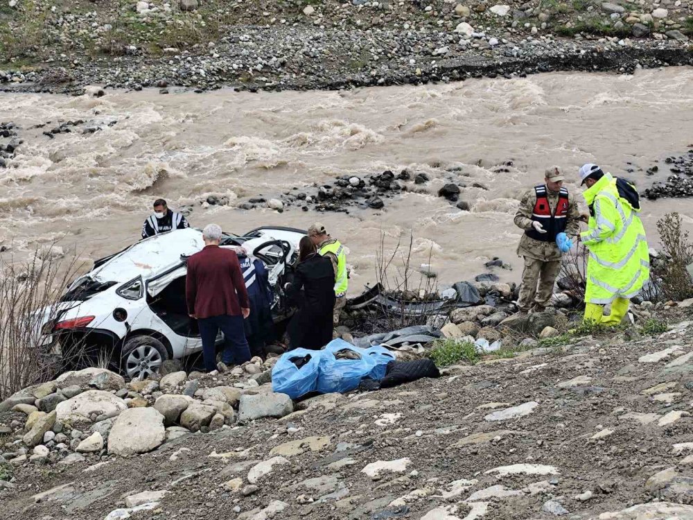 Sakaltutan Geçidi’nde Acı Kaza.. Otomobil Dereye Uçtu, 2 Kişi Hayatını Kaybetti!