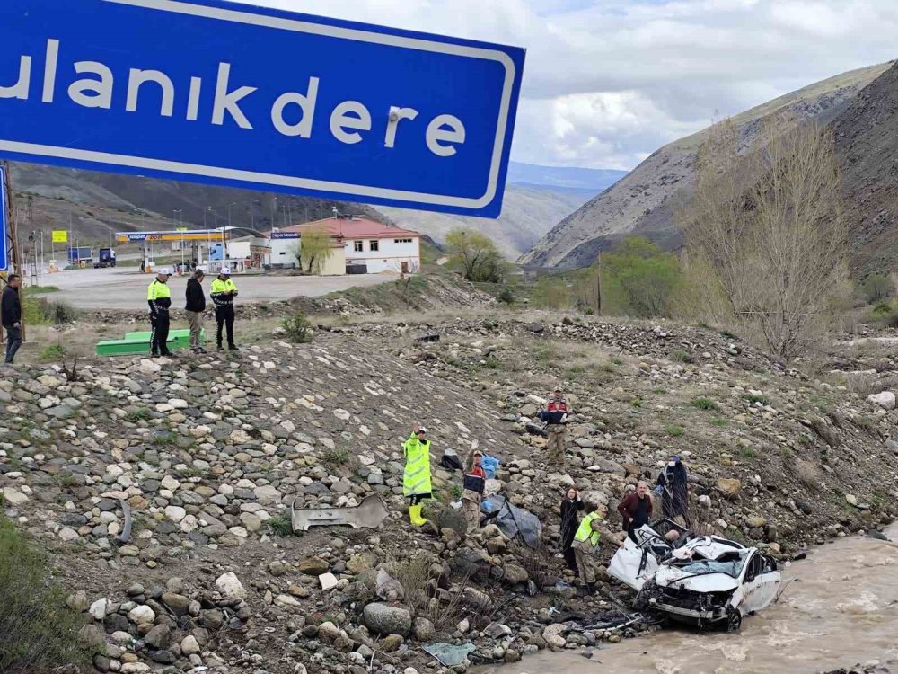 Sakaltutan Geçidi’nde Acı Kaza.. Otomobil Dereye Uçtu, 2 Kişi Hayatını Kaybetti!